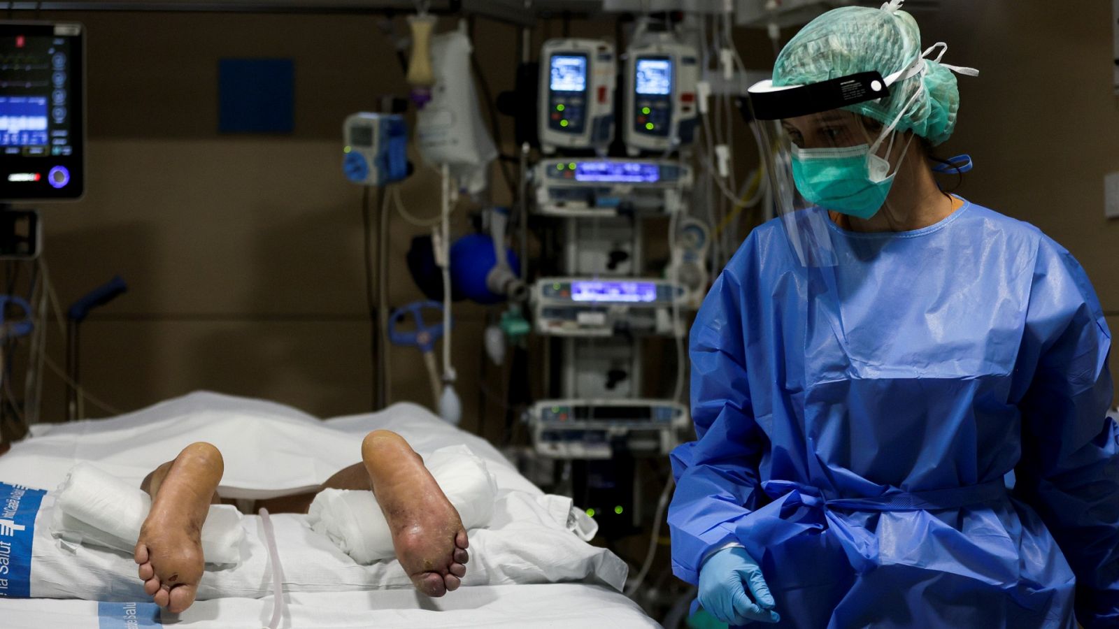 Sanitarios del Hospital Vall d'Hebron de Barcelona atienden a un paciente de COVID-19.