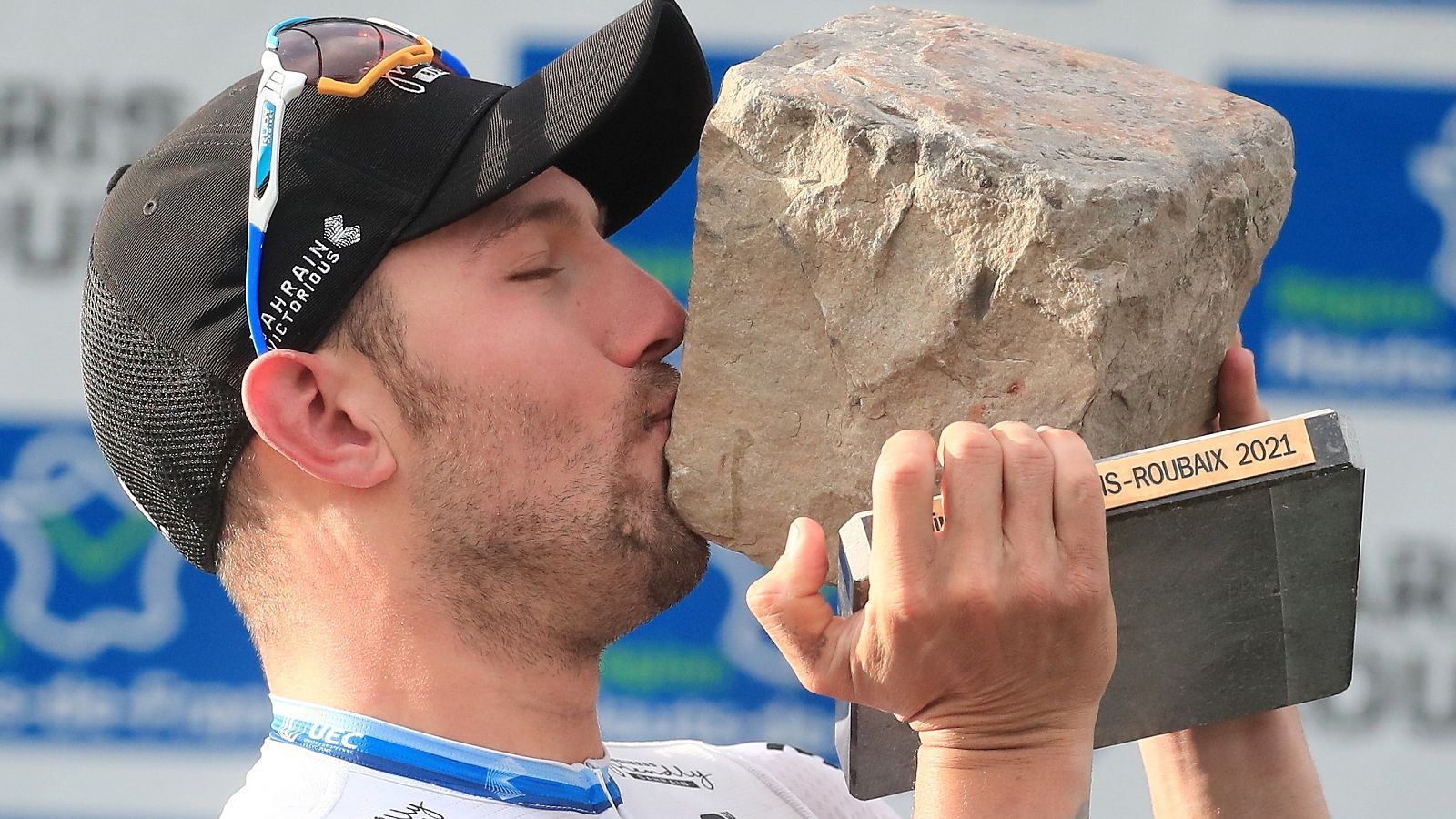 El italiano Sonny Colbrelli, con el trofeo de la Paris-Roubaix 2021.