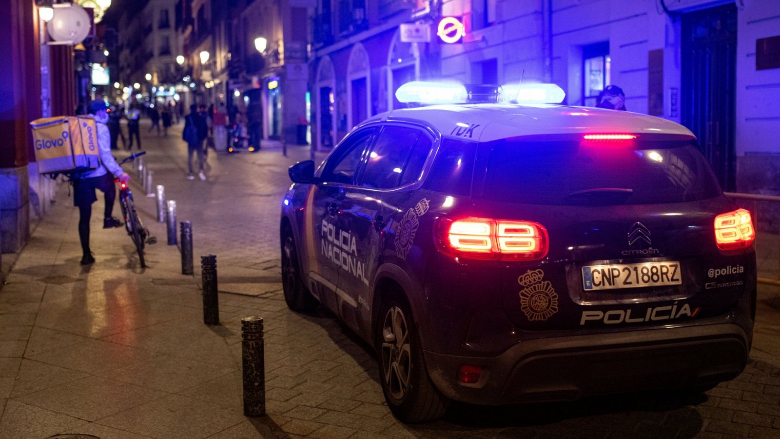 Miembros de la Policía Nacional patrullan por las calles de Madrid durante la pandemia