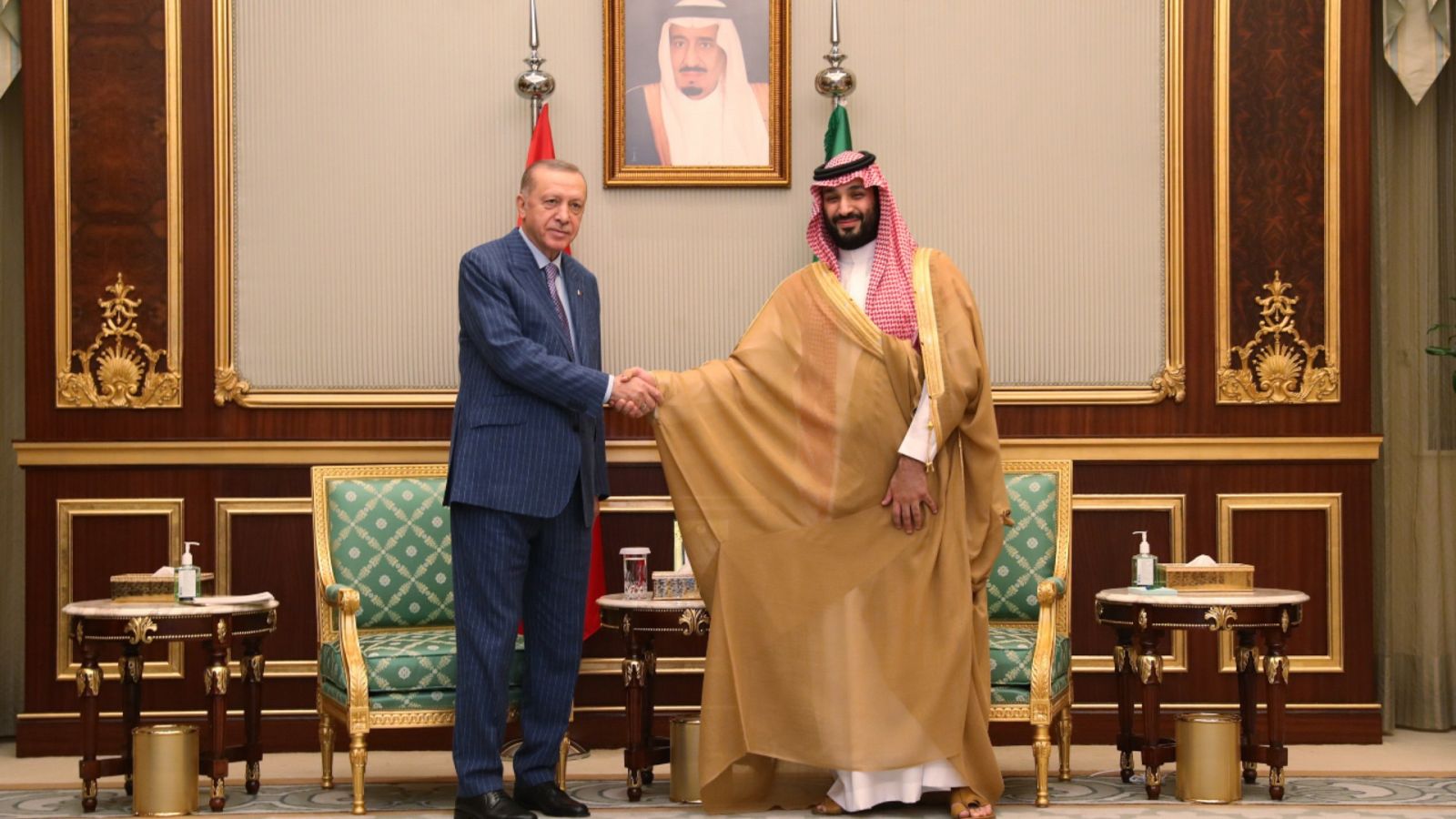 El presidente de Turquía, Recep Tayyip Erdogan (i), durante su encuentro en Yeda con el príncipe heredero de Arabia Saudí, Mohamed bin Salman.