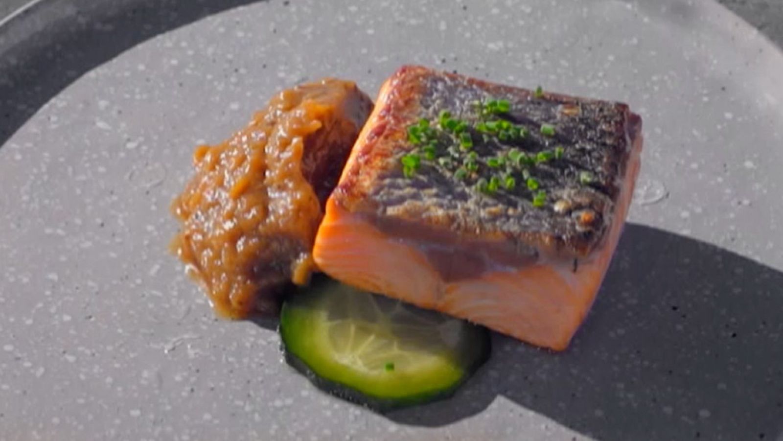 Receta de Salmón con berenjenas escalivadas y miso