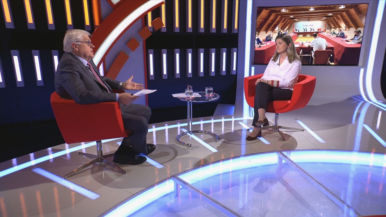  Maria Vergés i Lluís Falgàs asseguts a les butaques del plató a 'Aquí Parlem'