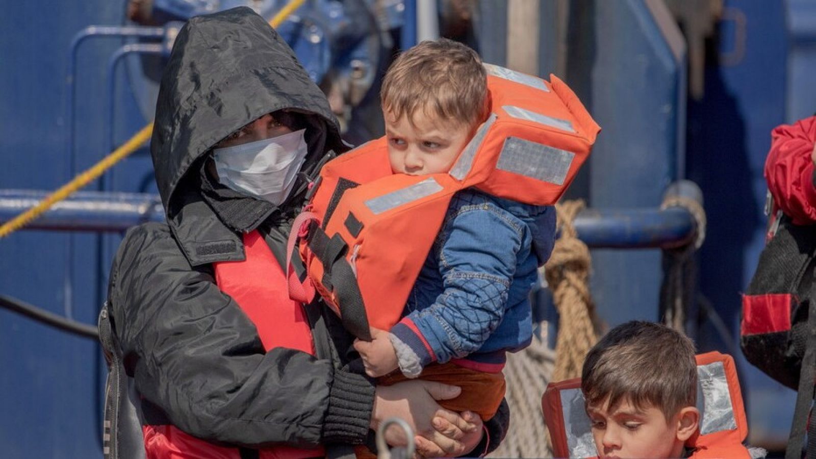 Inmigrantes llegando a Dover, Reino Unido, después de cruzar el Canal de la Mancha