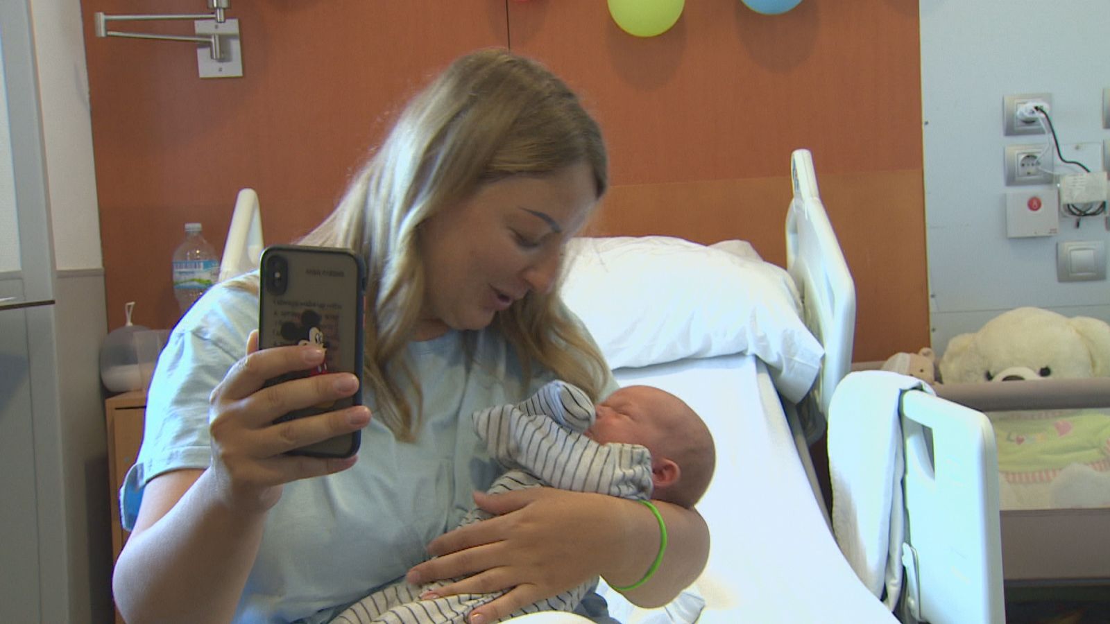 Natasha amb el seu fill a l'Hospital Sant Joan de Déu
