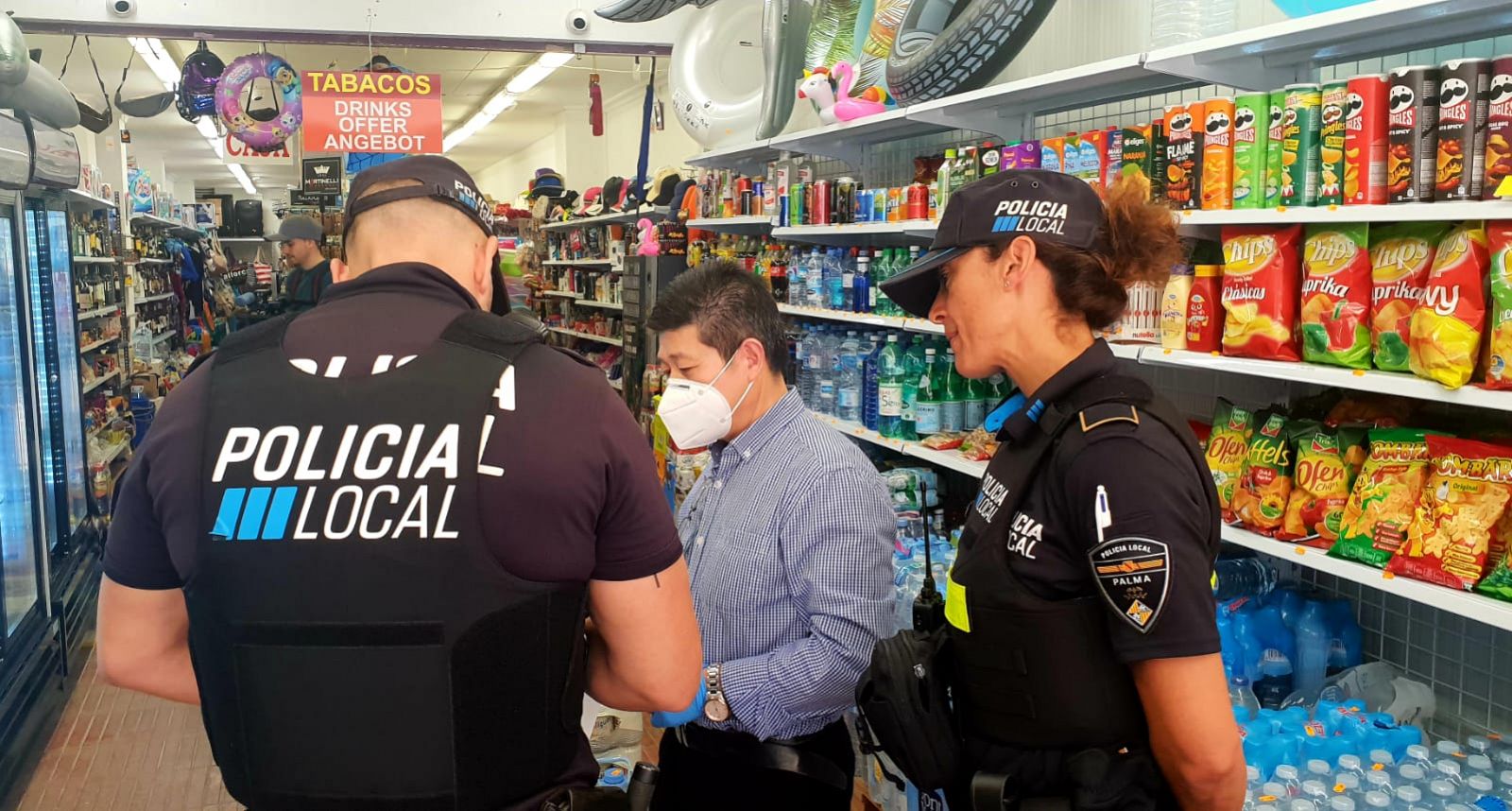 Agents de la policia local de Palma han començat la campanya d'estiu amb informació als locals que venen alcohol