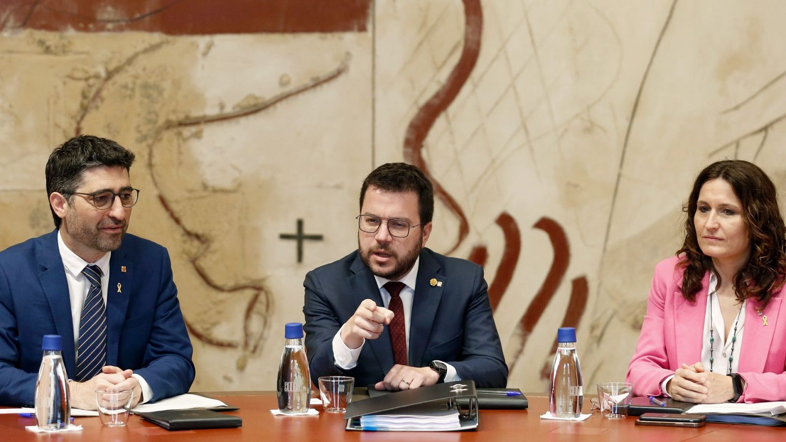 El presidente de la Generalitat, Pere Aragonès, junto a la consellera de la Presidéncia, Laura Vilagrà y el vicepresidente del Govern, Jordi Puigneró en la reunión semanal del Govern