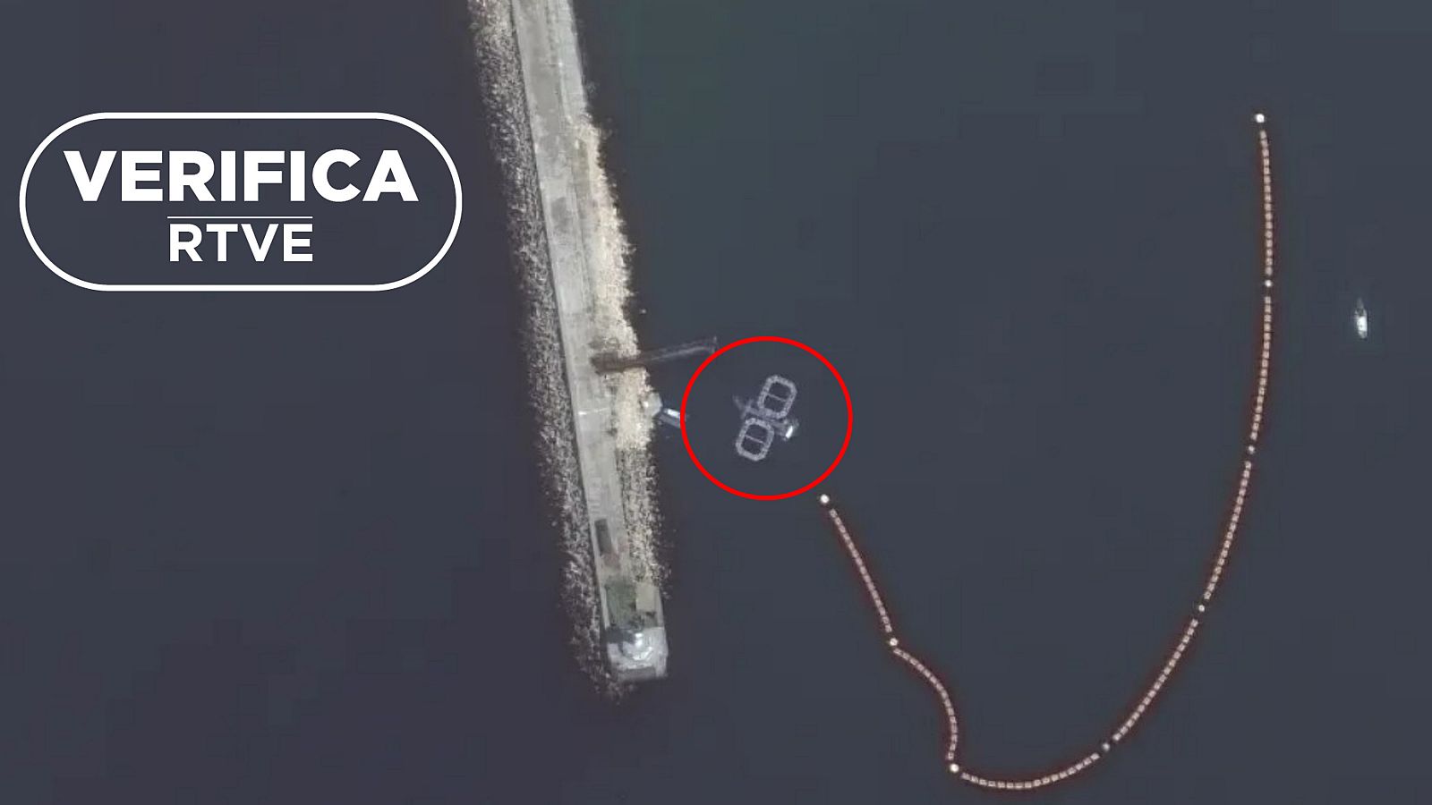 Imagen satelite de los corrales para delfines en la bocana del puerto de Sebastopol con sello Verifica