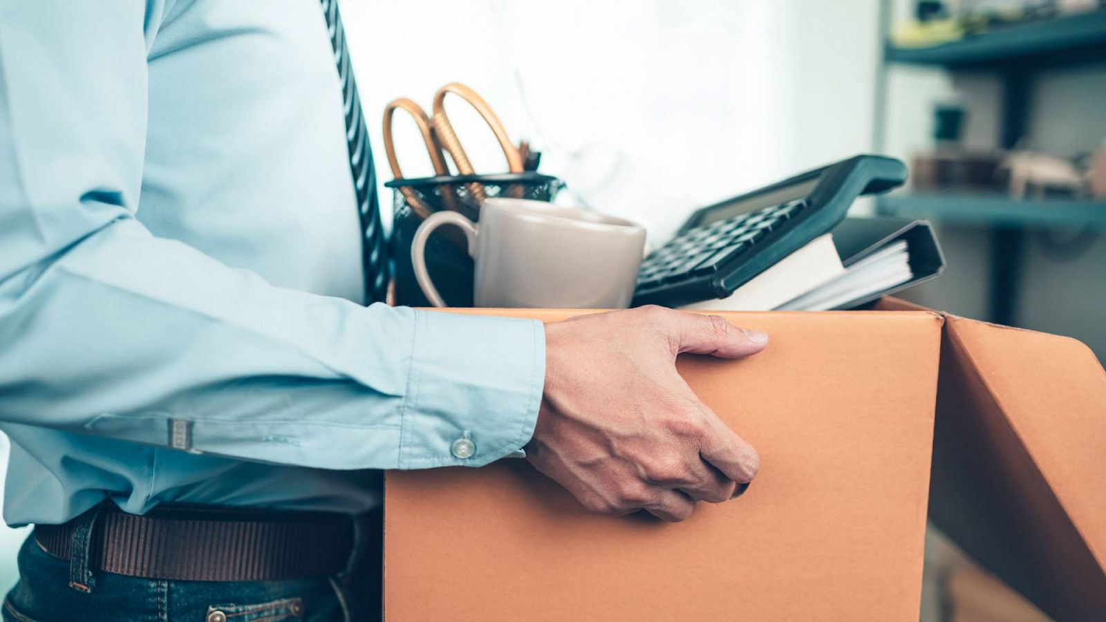 Una persona abandona su puesto de trabajo