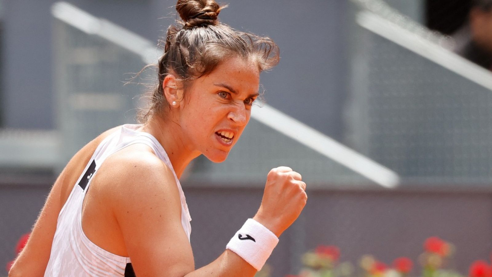 Imagen de Sara Sorribes tras ganar a Daria Kastakina en el Mutua Madrid Open 2022.