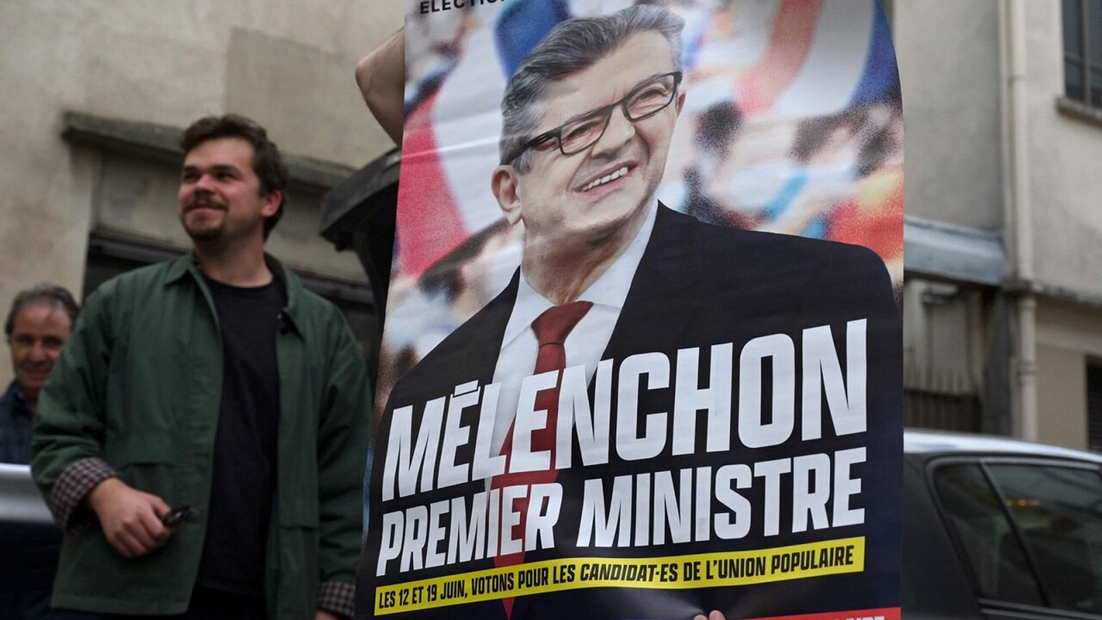 Militantes de La Francia Insumisa con un cartel de Jean-Luc Mélenchon en el que se le presenta para "primer ministro", París, 3 de mayo de 2022. Foto: EMMANUEL DUNAND / AFP