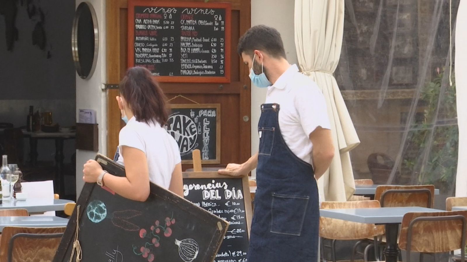 Dos cambrers fent feina a un restaurant d'Eivissa