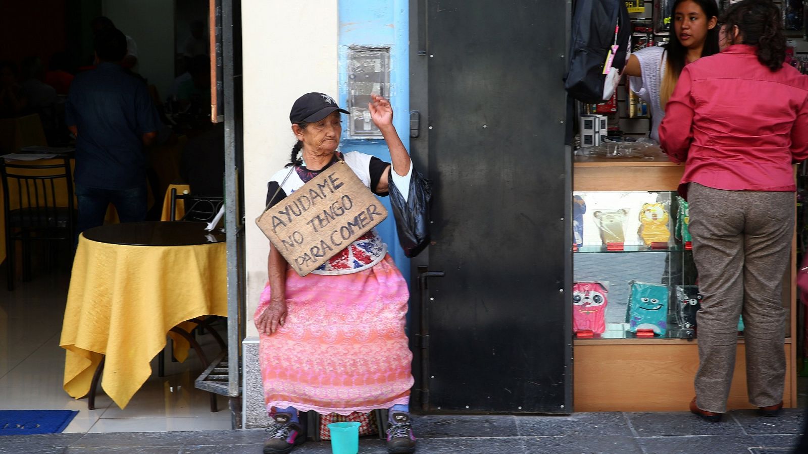 Una persona en situación de pobreza pide limosna en una de la calles del centro histórico de Lima (Perú)