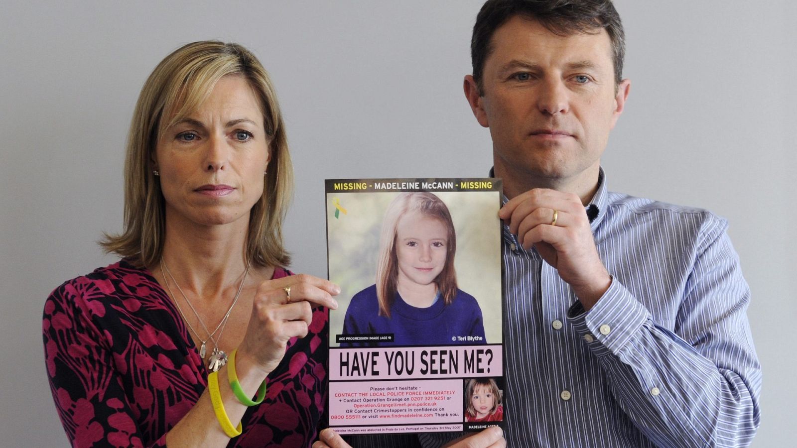 Kate (izda) y Gerry McCann (dcha) sosteniendo una fotografía de la imagen que podría tener Madeleine