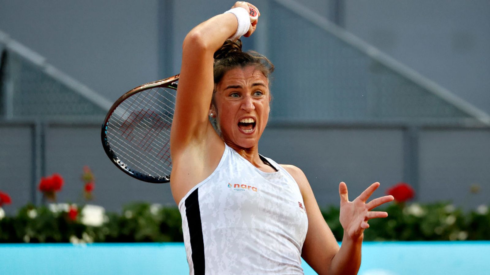 La tenista española Sara Sorribes durante su encuentro ante la estadounidense Jessica Pegula correspondiente a los cuartos de final del Open Mutua Madrid.