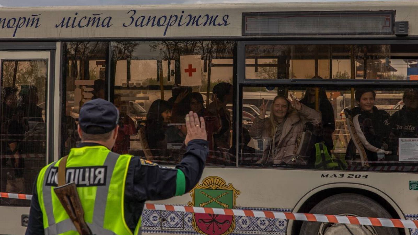 Las personas evacuadas de la planta siderúrgica Azovstal, la ciudad de Mariúpol y los alrededores llegan en autobuses a Zaporizhzhia, Ucrania.