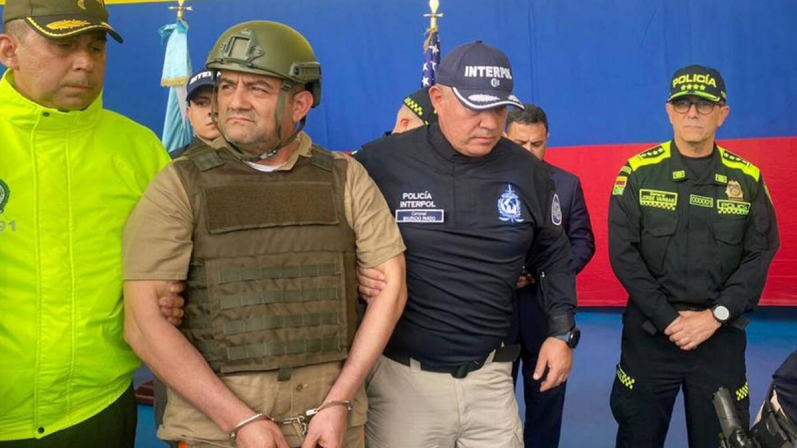 Fotografía cedida por el Ejército Nacional de Colombia que muestra al jefe del Clan del Golfo, Dairo Antonio Úsuga, alias "Otoniel" durante su proceso de extradición desde Bogotá (Colombia) a Estados Unidos.