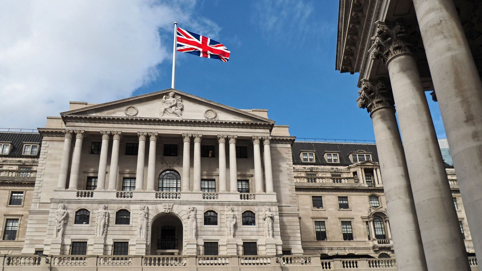 El Banco de Inglaterra sube los tipos de interés al 1% para contrarrestar la inflación