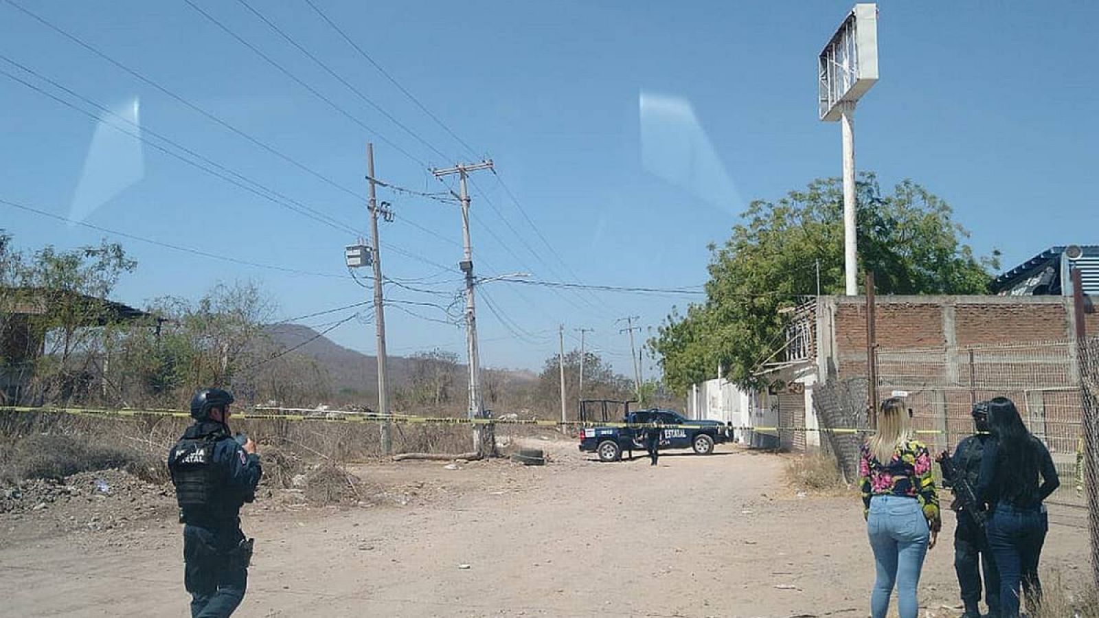 Policías estatales vigilan la zona donde fue asesinado el periodista Luis Enrique Ramírez en la ciudad de Culiacán, Sinaloa (México).