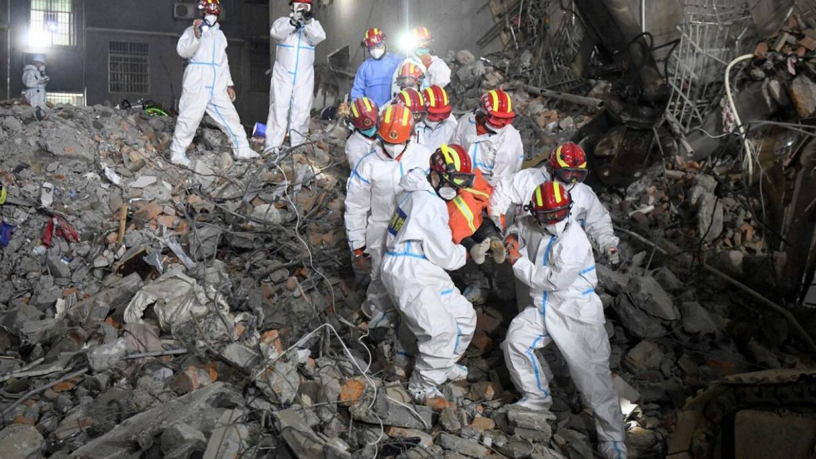 Equipos de rescate sacan a un superviviente de un edificio derrumbado en la provincia de Hunan, en el centro de China.