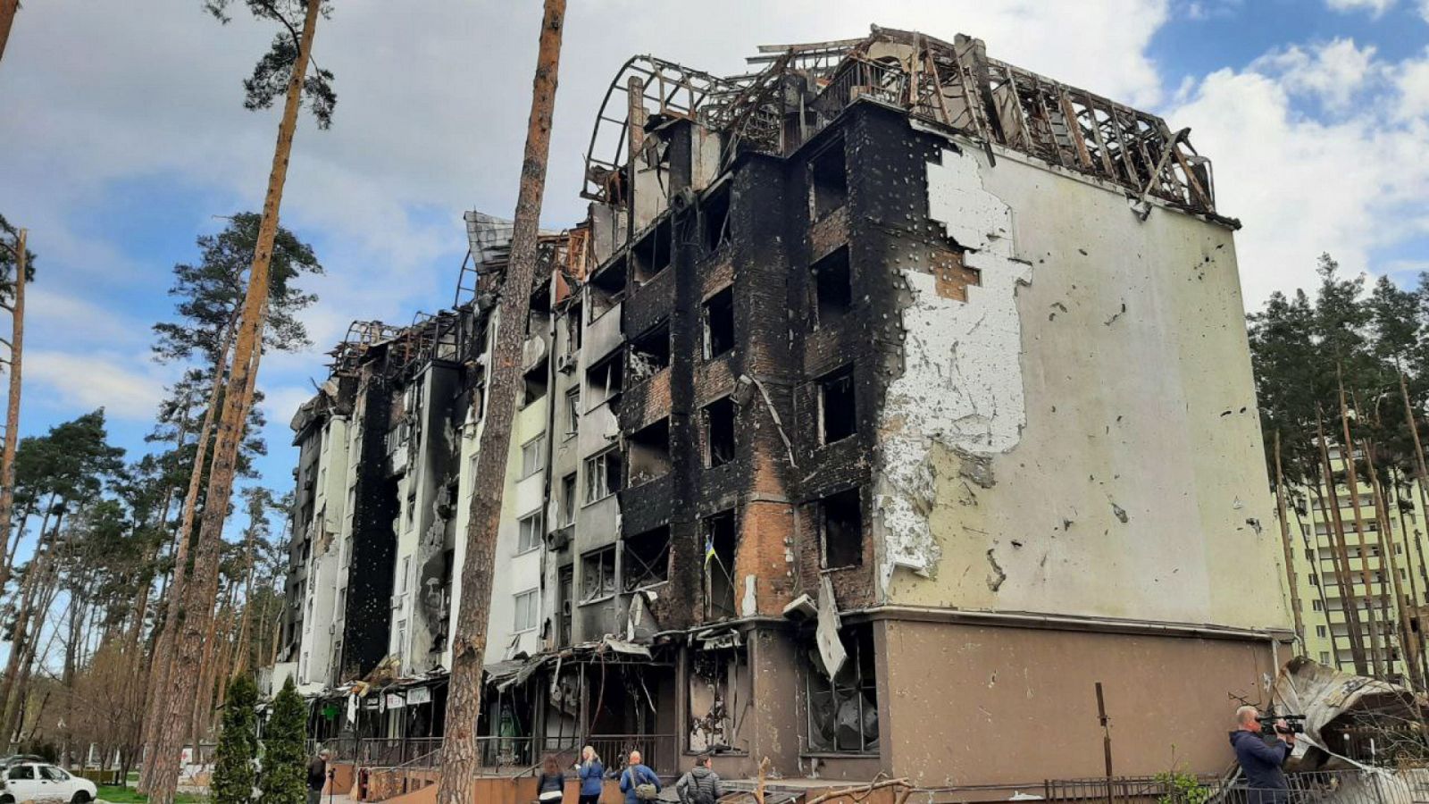Edificios y calles parcialmente destruidas por los bombardeos en Ucrania