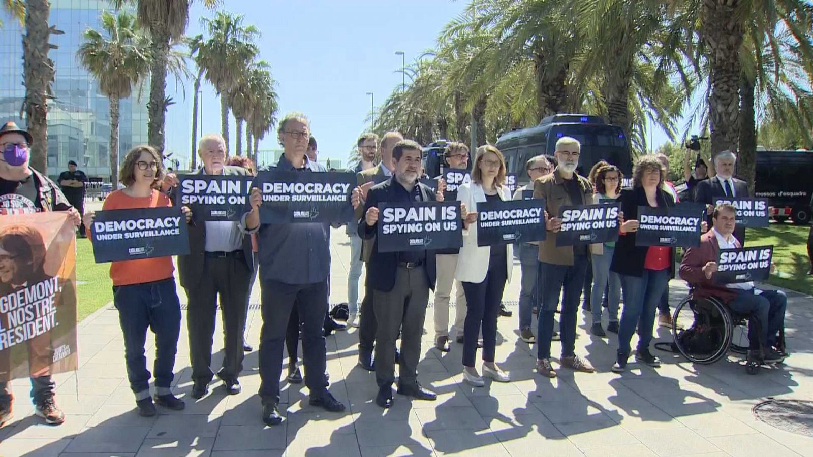 Representants de l'independentisme presumptament espiats es concentren davant la Reunió del Cercle d'Economia