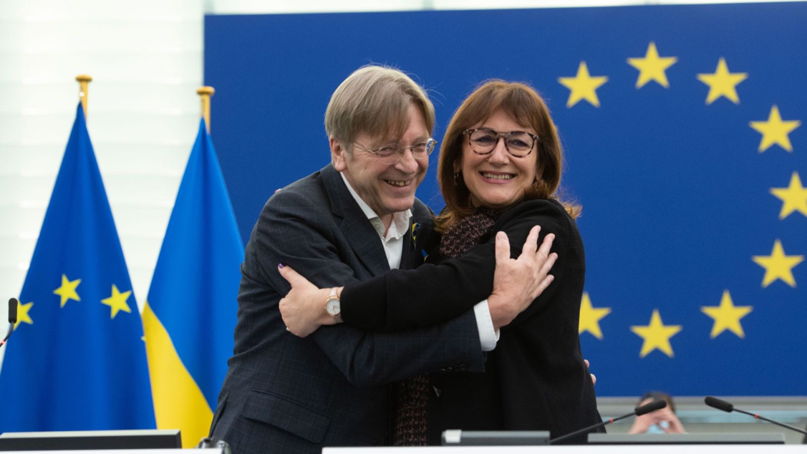 Abrazo de Guy Verhofstadt y Dubravka ¿uica durante la clausura de los plenos de la CoFoE