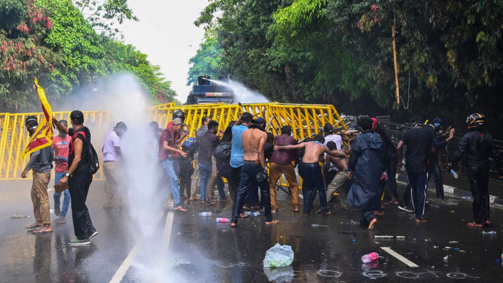 Una imagen de la policía dispersando a los manifestantes con cañones de agua en Colombo, Sri Lanka.