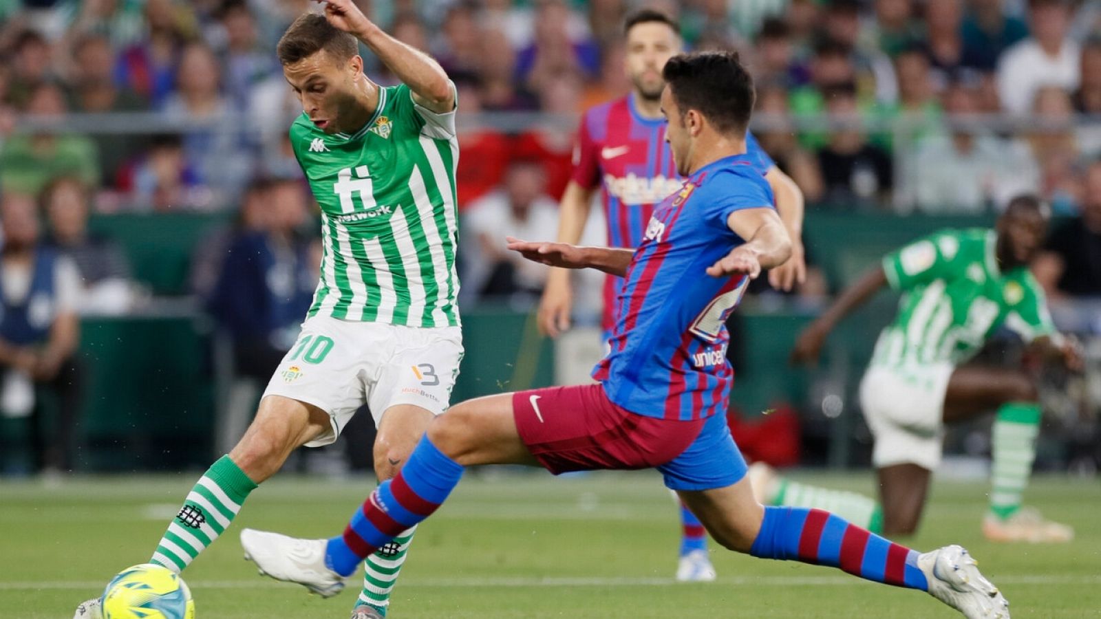 El centrocampista del Real Betis, Sergio Canales, y el defensa del Barcelona Eric García.