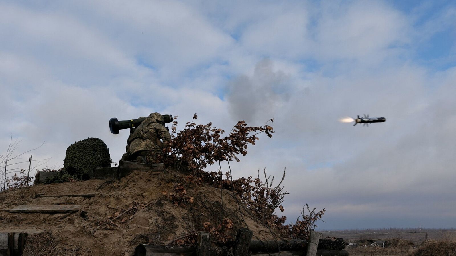 Miembros de las Fuerzas Armadas ucranianas disparan un misil anti-tanque Javelin. Fuente: Servicio de prensa de las fuerzas conjuntas ucranianas, vía Reuters.