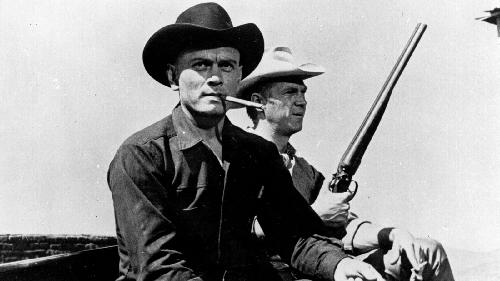 Los actores Yul Brynner y Steve McQueen en 'Los siete magníficos'