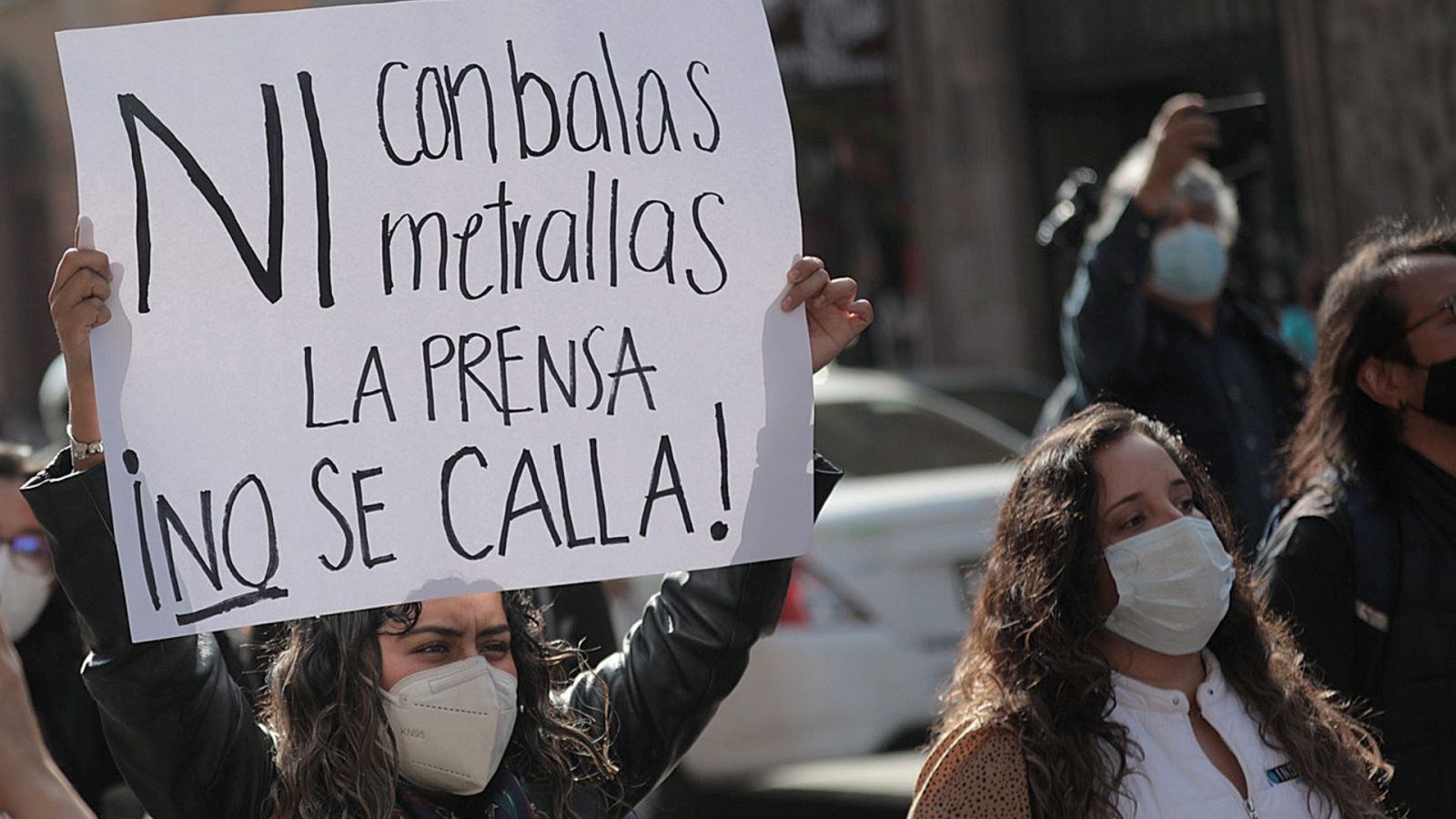 Un grupo de comunicadores protesta en Michoacán