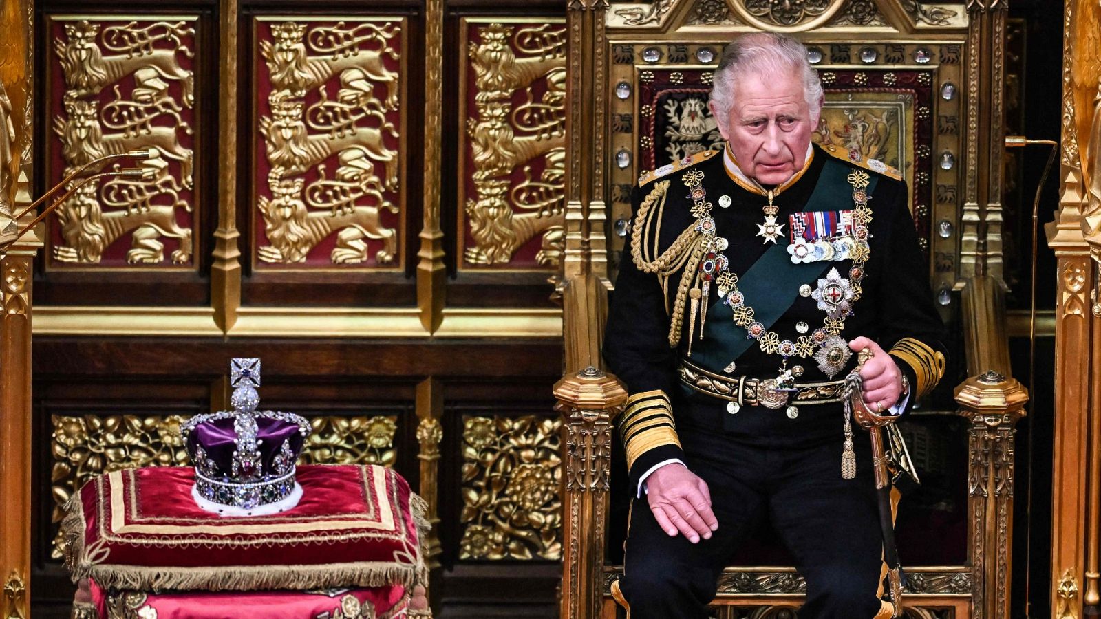 El príncipe Carlos se sienta junto a la Corona del Estado Imperial durante la apertura del Parlamento