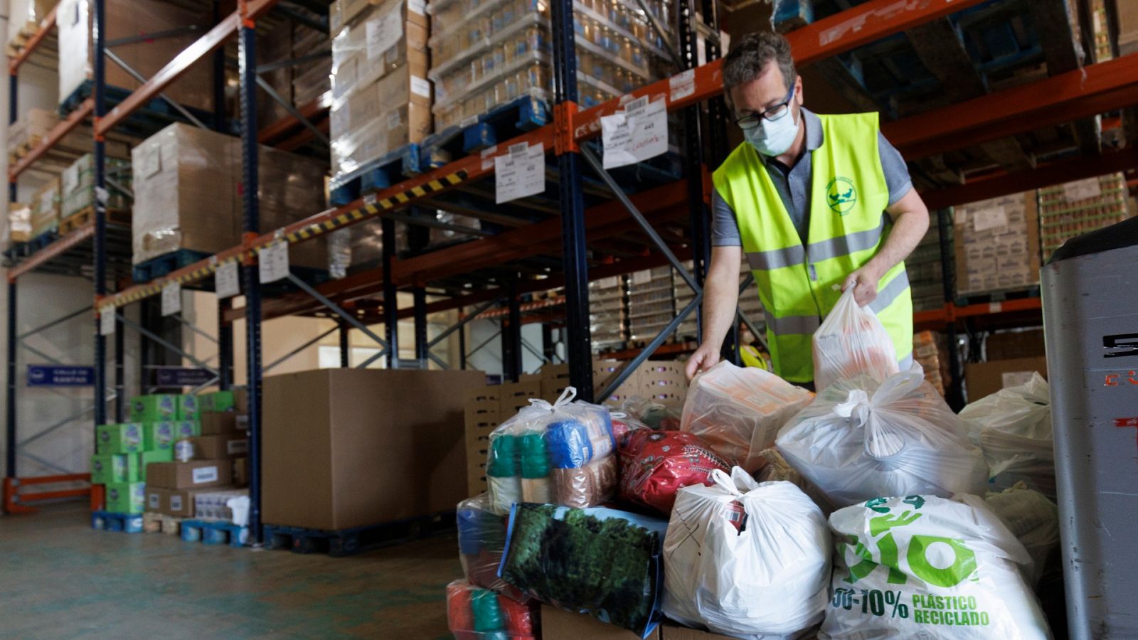 Un voluntario del Banco de Alimentos de Madrid, en el almacén de la entidad, este miércoles.