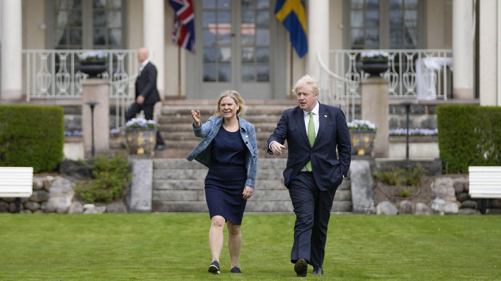 El primer ministro británico, Boris Johnson (d), y la primera ministra sueca, Magdalena Andersson, pasean por los jardines de la residencia de retiro en Harpsund, Suecia