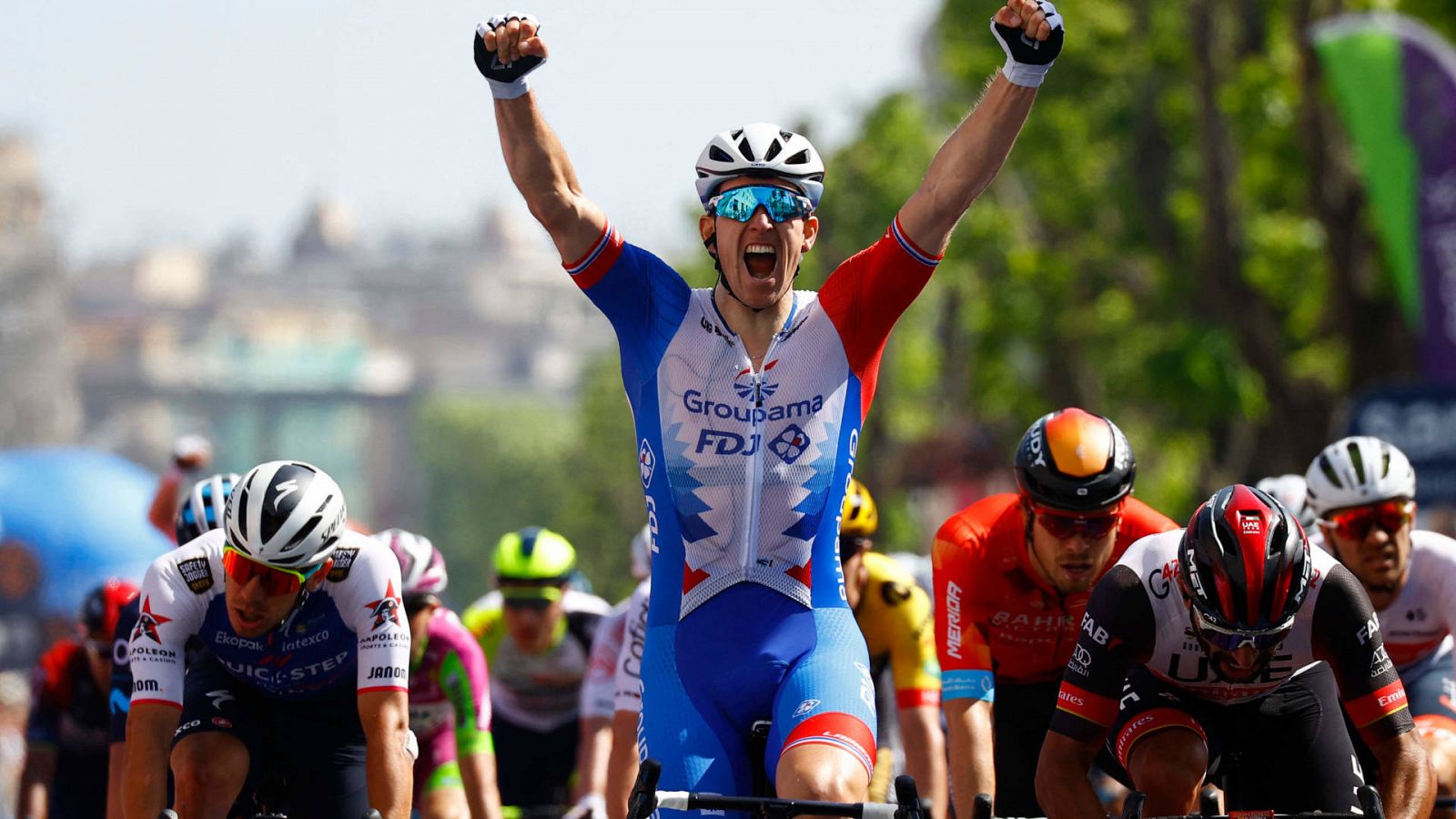 Arnau Démare levanta los brazos al imponerse en la quinta etapa del Giro en Mesina