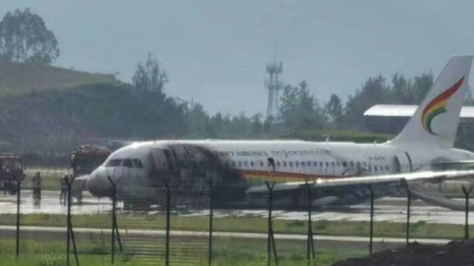 Incendio del avión en el aeropuerto de Chongqing. 