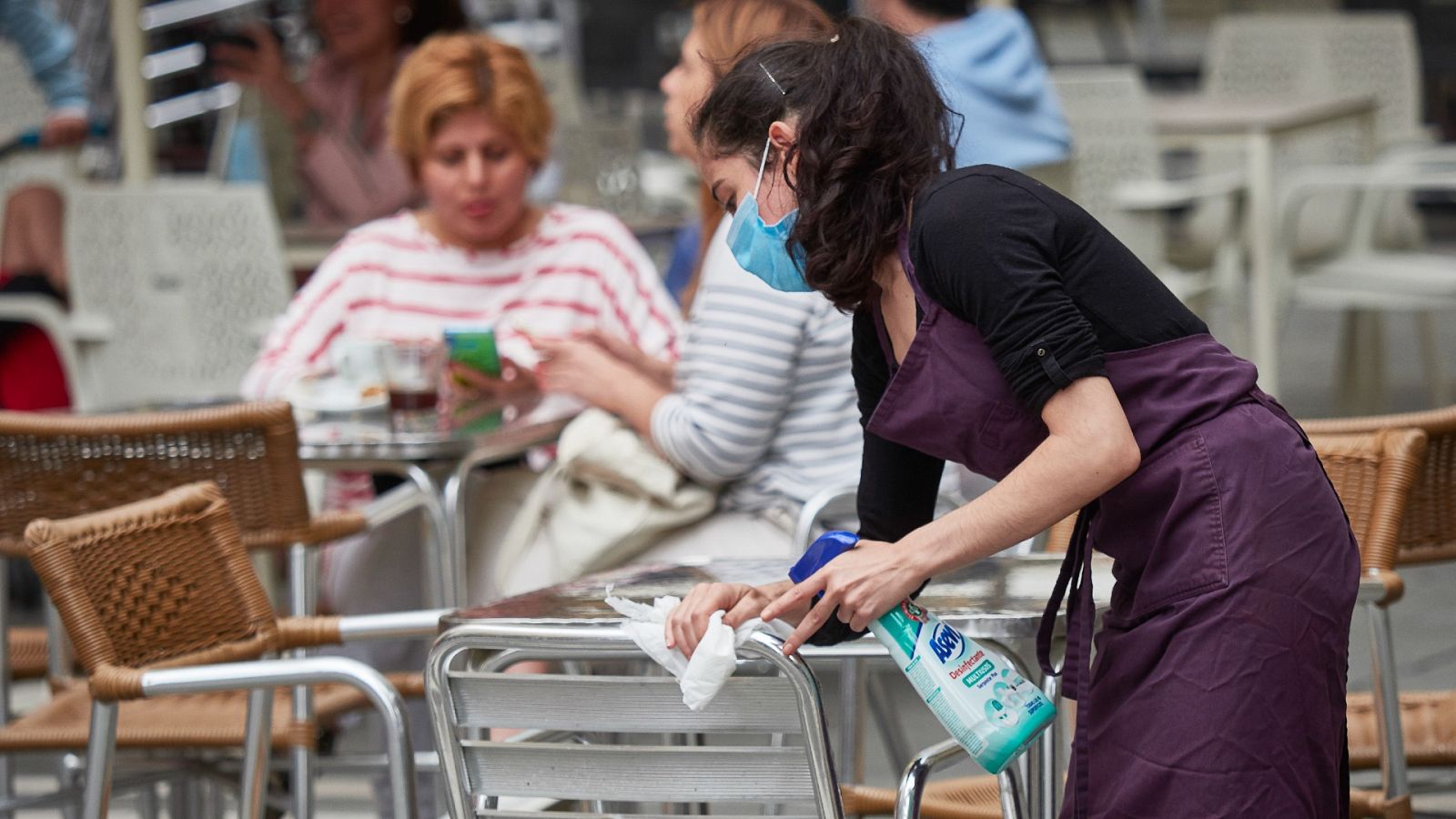 Calviño pide que los sueldos se adapten a la situación de cada sector y empresa