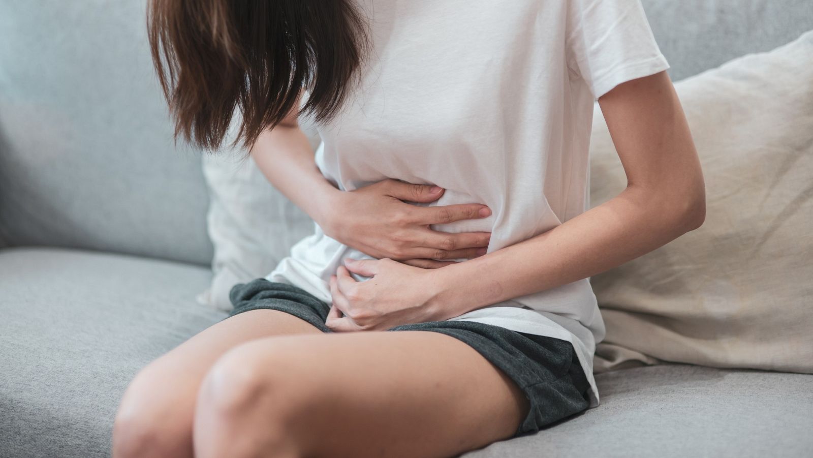 En la imagen, una mujer que sufre dolores menstruales