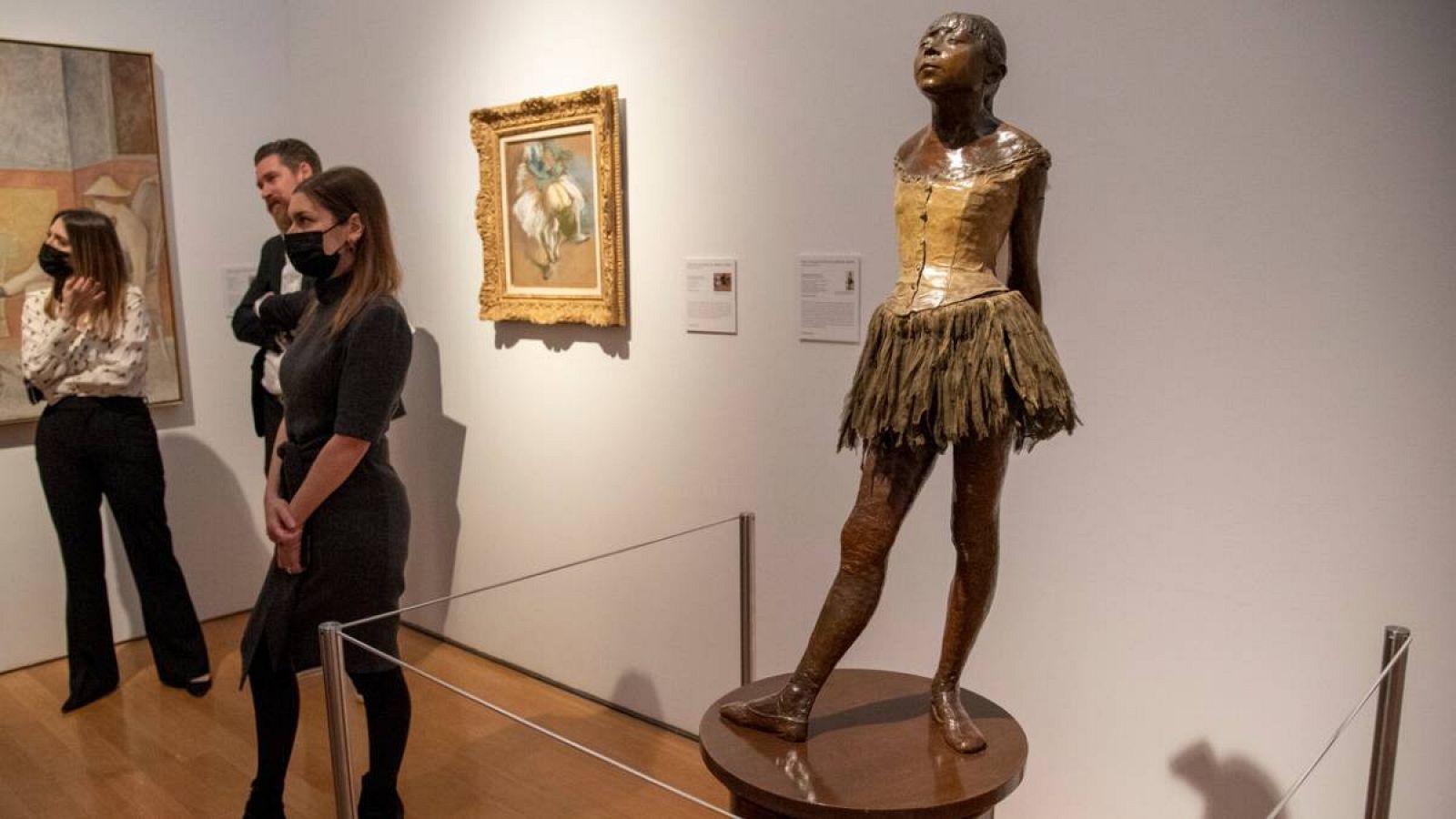 La escultura Petite danseuse de quatorze ans de Edgar Degas se exhibe como parte de las subastas de los siglos XX y XXI en la casa de subastas Christie's en Nueva York, Nueva York, EE. UU.