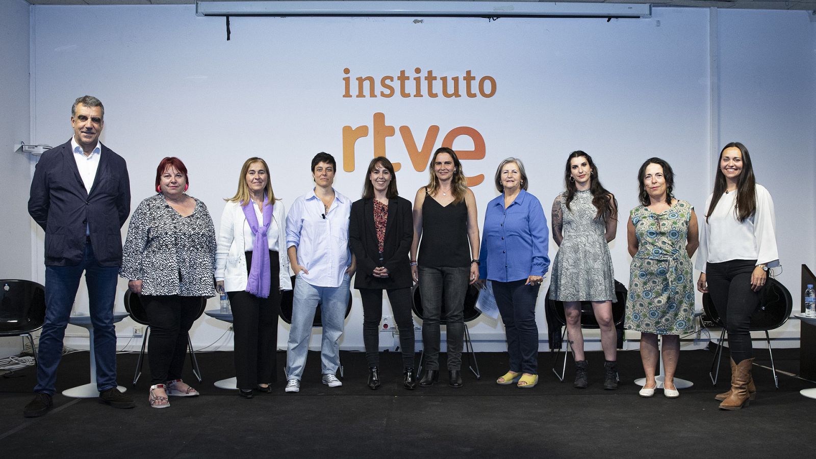 De izquierda a derecha, Carles González, Montserrat Boix, Paloma Zamorano, Paloma Huelin, Olivia Rodríguez, Elena García, Mercedes Lomas, Carla Fábregas, Pilar Ocaña y Salomé Limón.