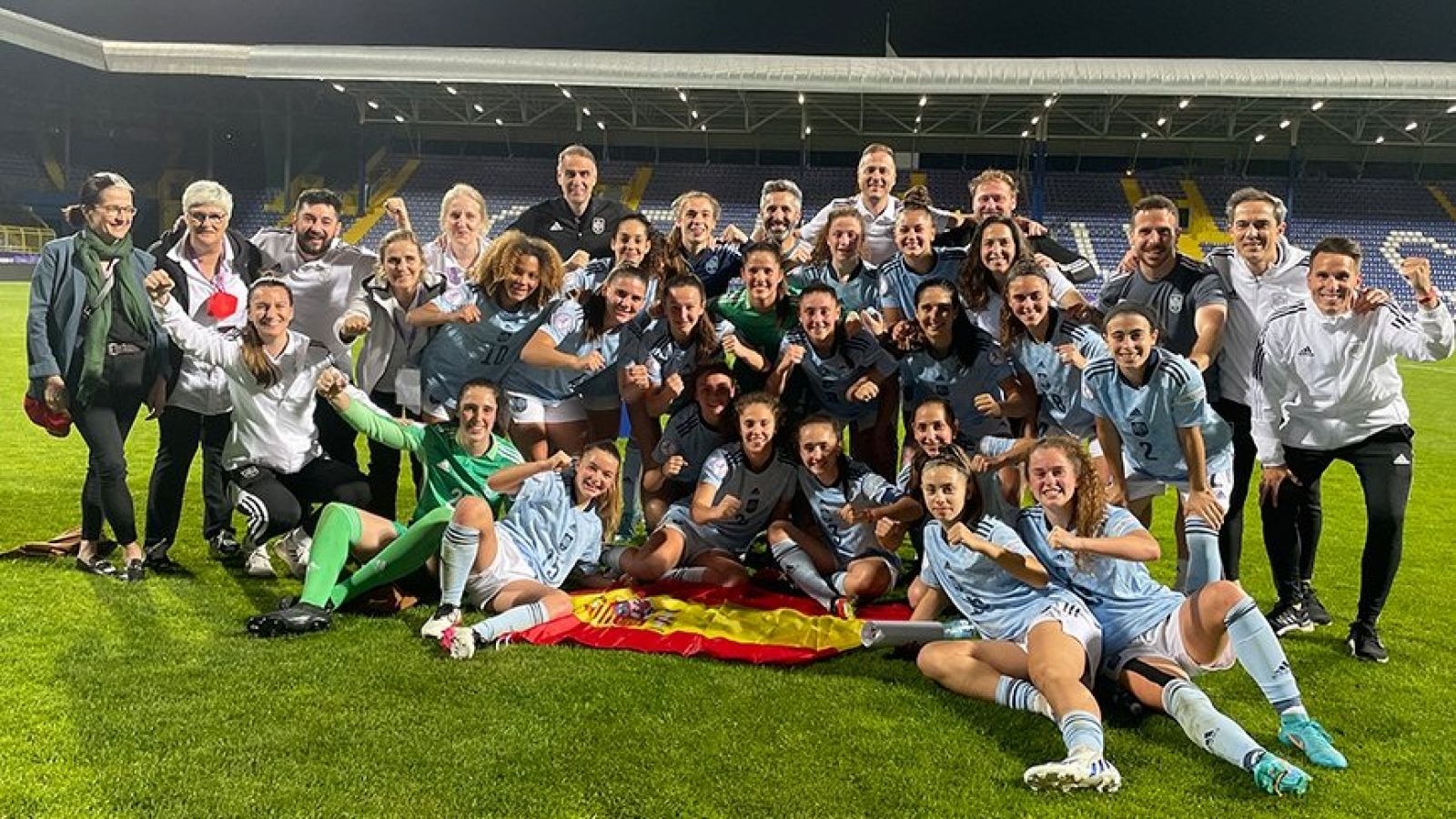 La selección española femenina sub-17 celebra el pase a la final del Europeo.