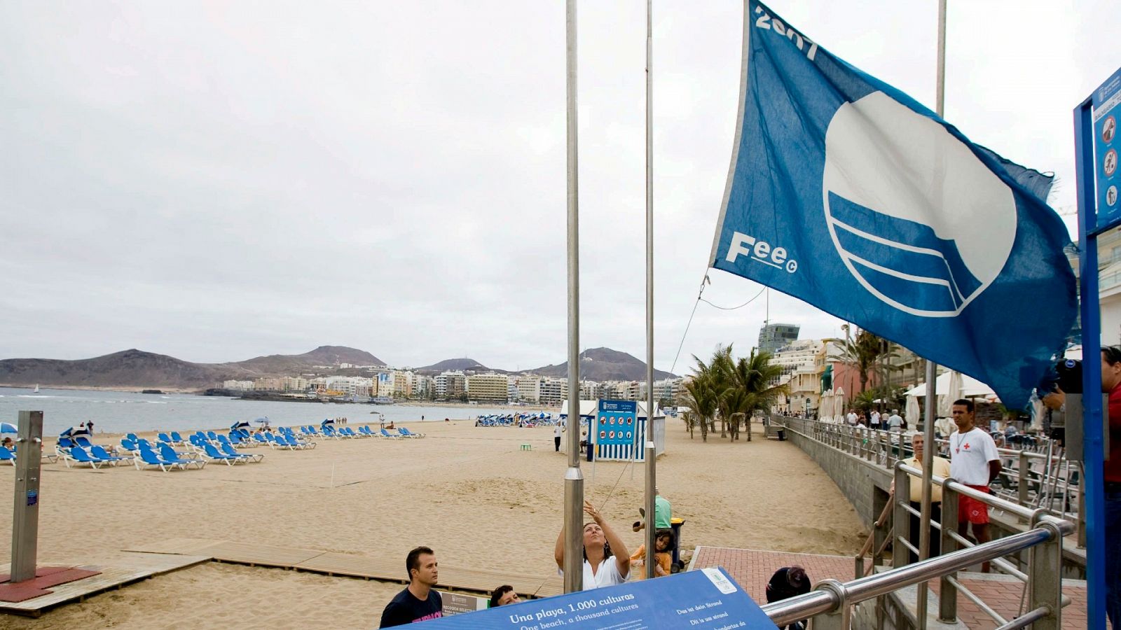 Bandera azul en la playa de Las Canteras, en Las Palmas de Gran Canaria, en una foto de archivo