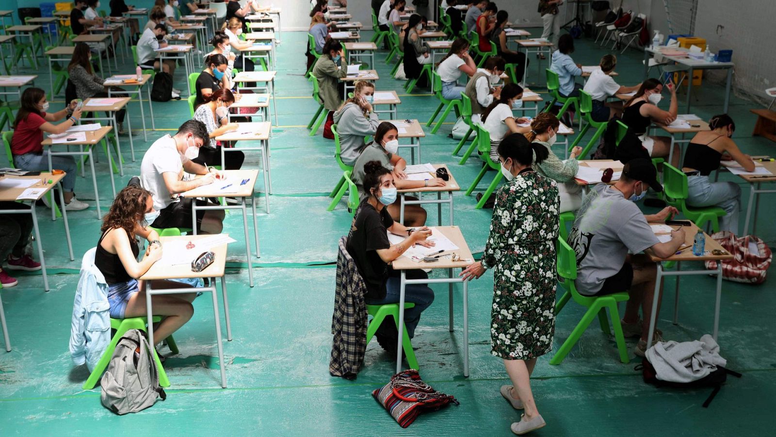 Estudiantes al inicio de un examen de la EBAU en Oviedo