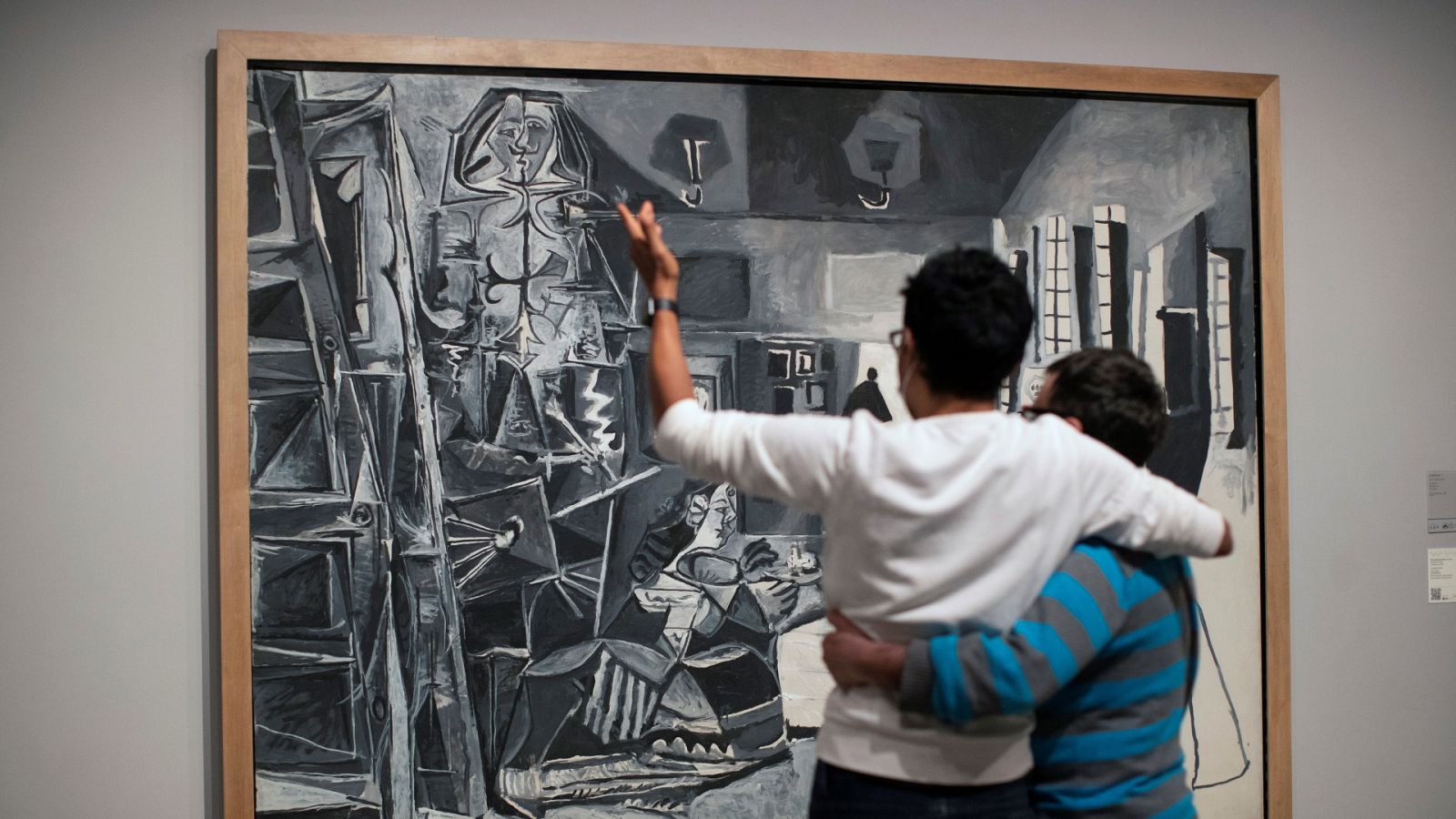 Una pareja observa 'Las Meninas' en una sala del Museo Picasso de Barcelona durante la Noche de los Museos 2021