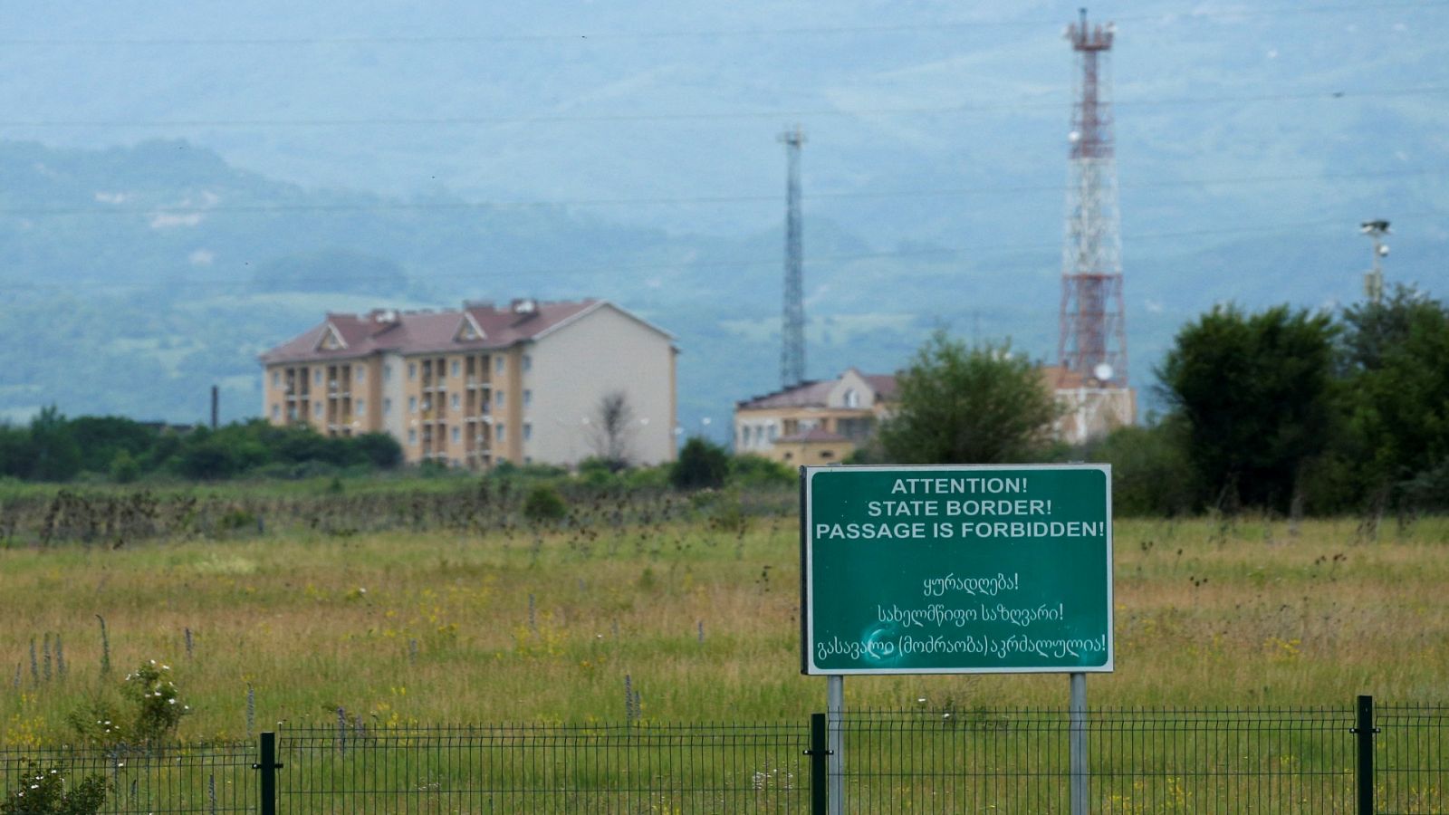 Base militar rusa en la frontera de facto de la región separatista georgiana de Osetia del Sur, cerca de Arbo (Georgia) Fotografía de archivo