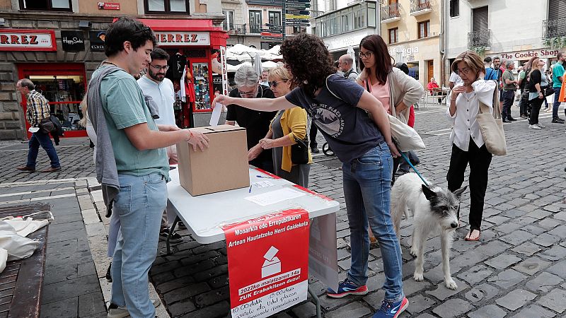 Varias personas participan con su voto este sábado en Pamplona en la consulta estatal sobre Monarquía o República.