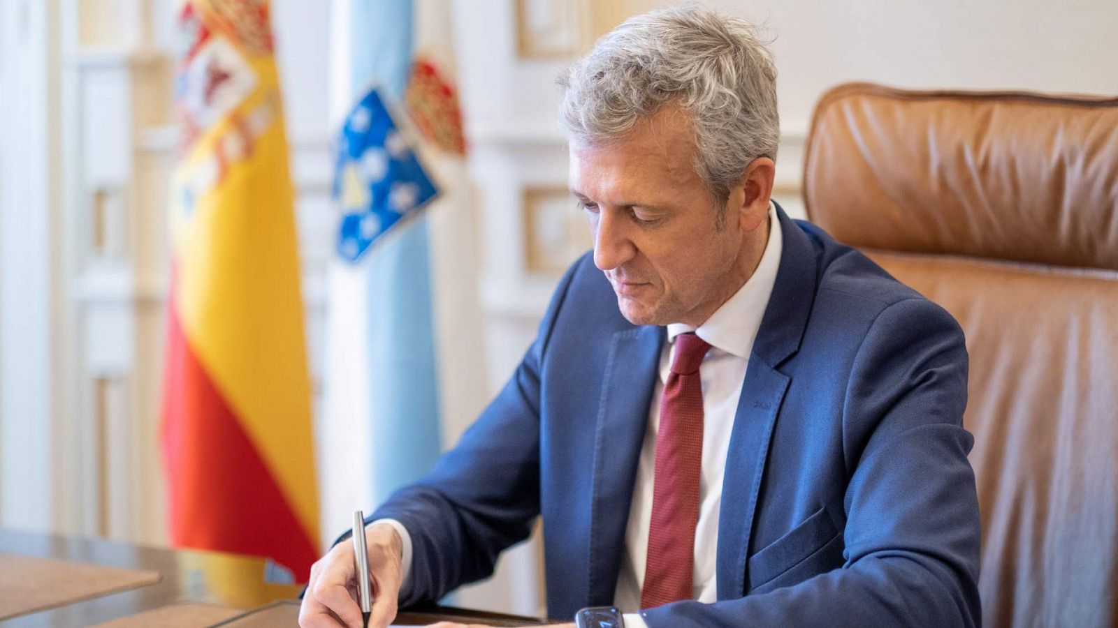 El presidente de la Xunta, Alfonso Rueda, firma el decreto de formación de su gobierno