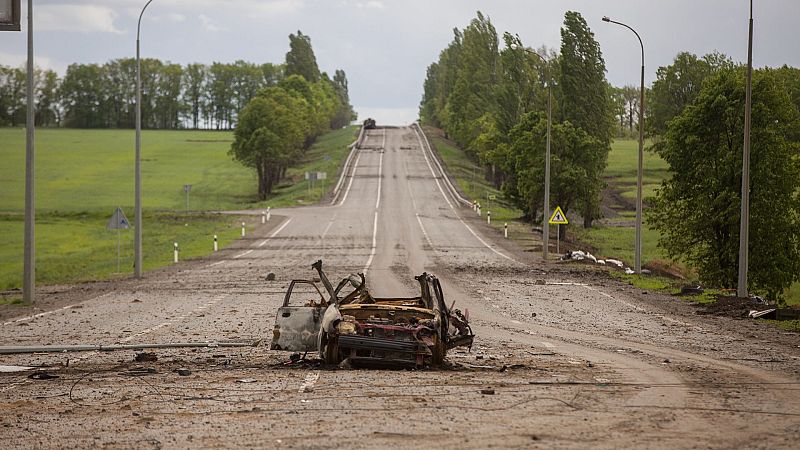 Restos de un vehículo en Járkov tras la batalla contra Rusia