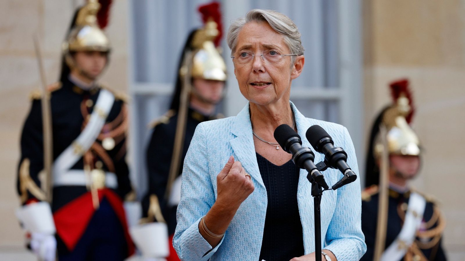 La nueva primera ministra de Francia, Élisabeth Borne, durante su discurso en el Hotel Matignon