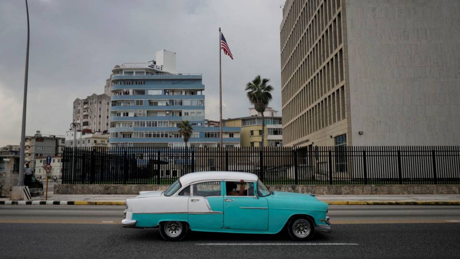 Un automóvil antiguo pasa frente a la Embajada de Estados Unidos en La Habana, Cuba.